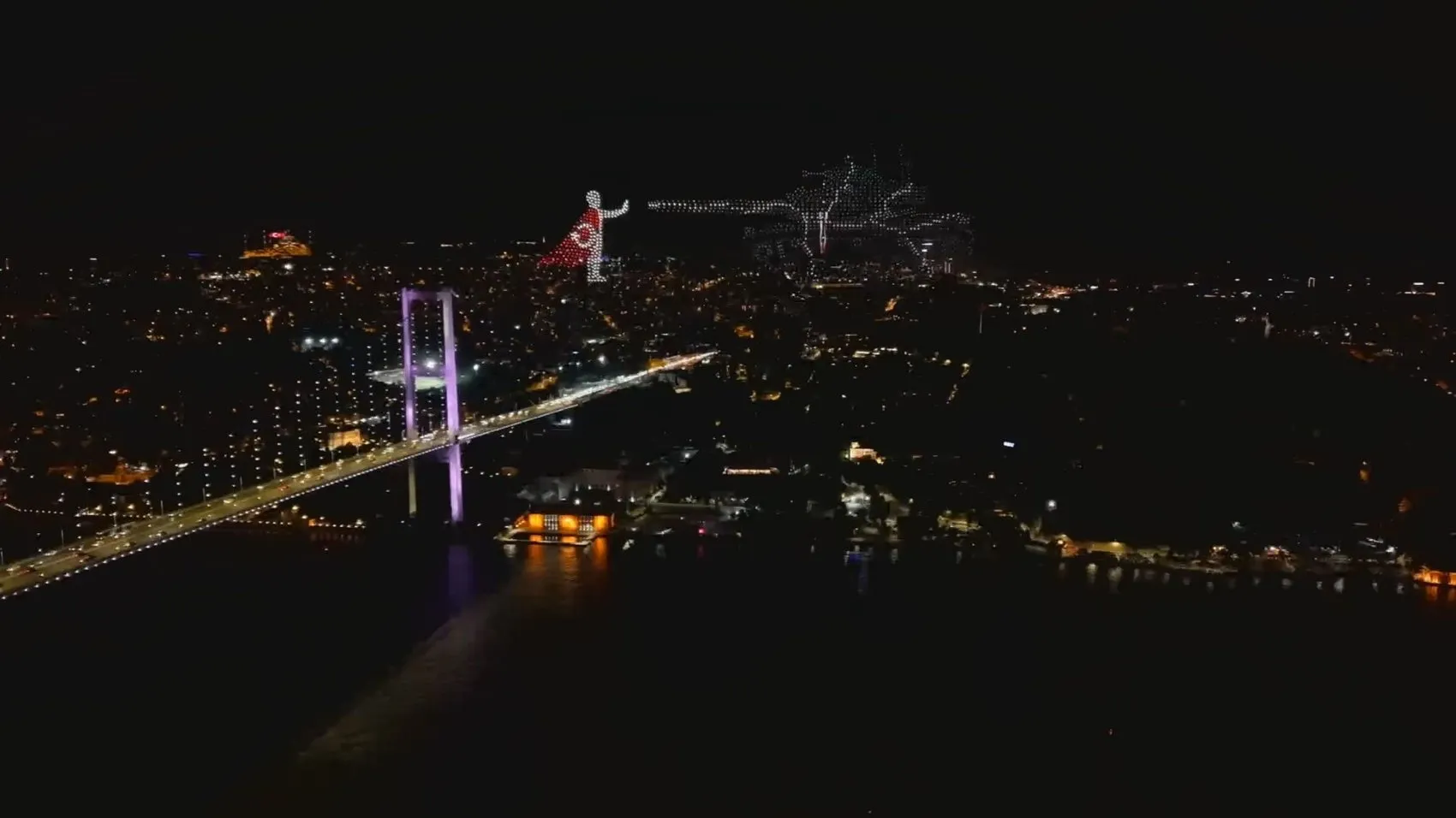 15 Temmuz anması için köprüde dronlar gökyüzünü süsledi