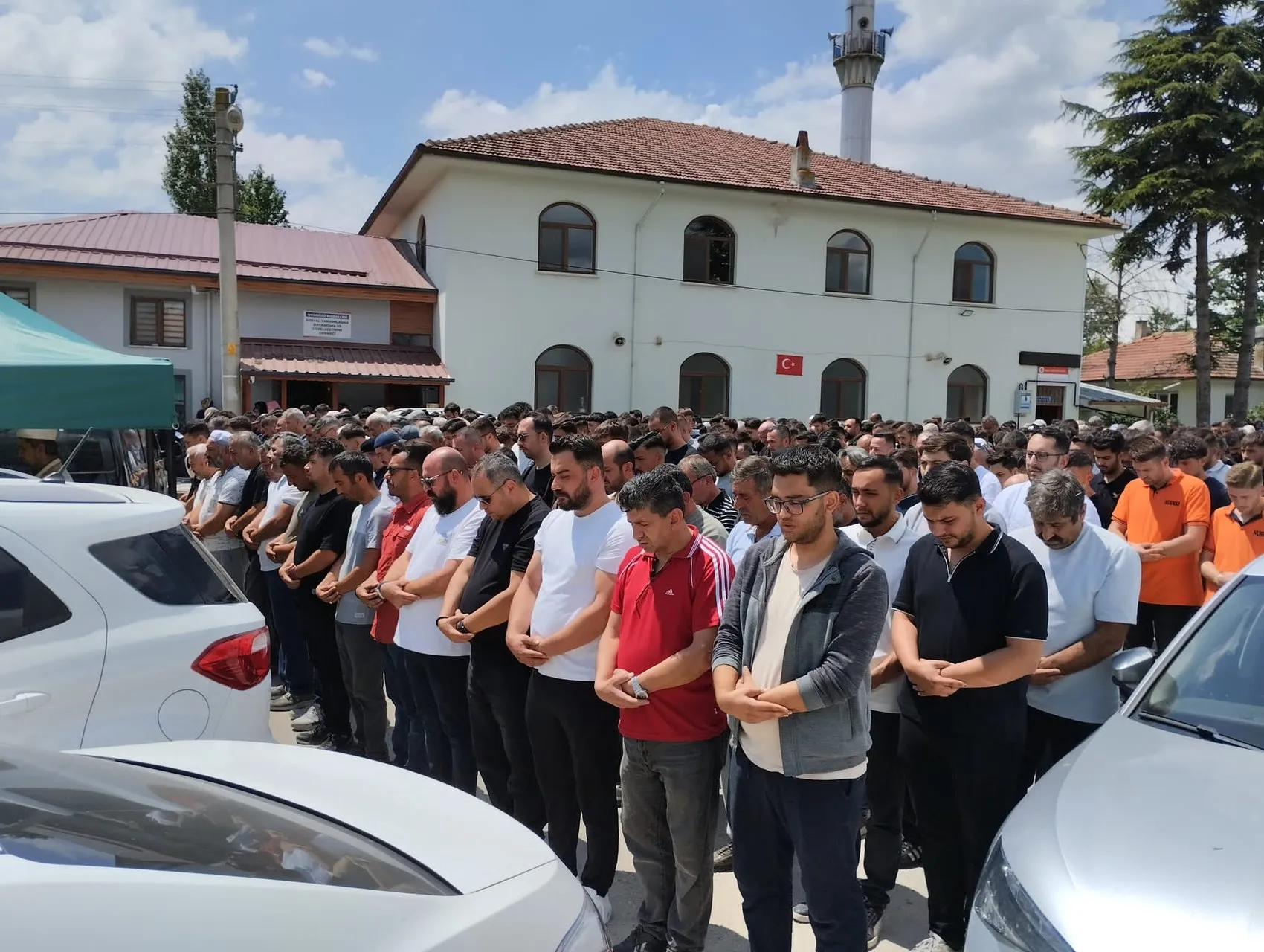 Bolu'da uçurumdan düşen araçtaki iki genç toprağa verildi