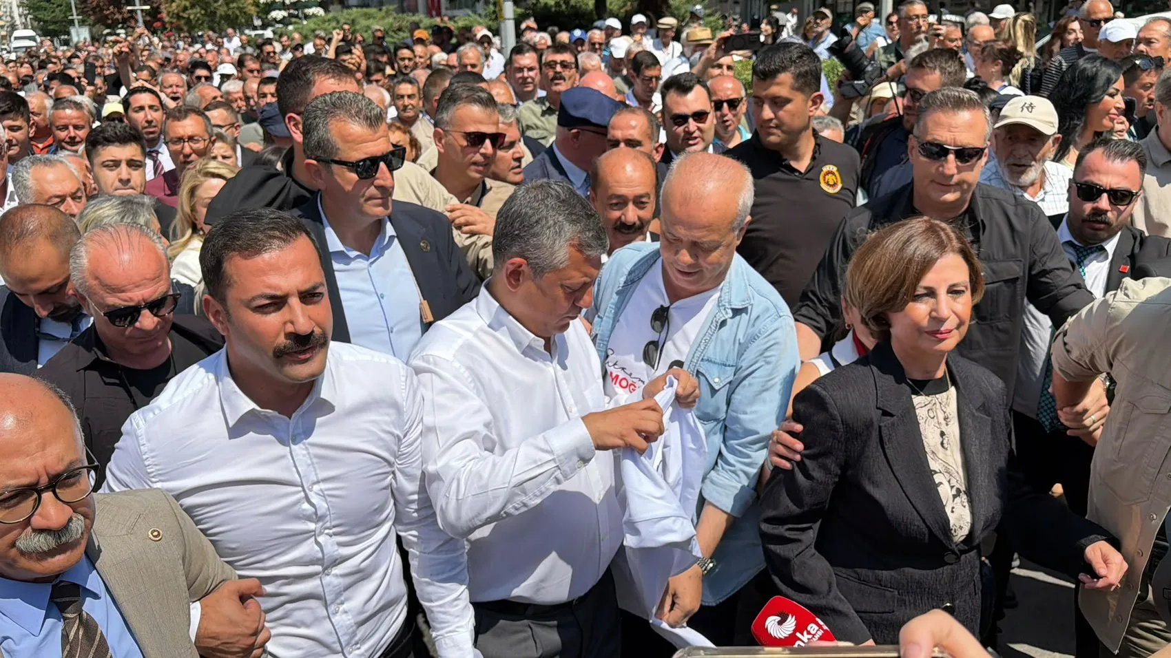 Özgür Özel Eskişehirde yönetimi görevden alınan il başkanına sahip çıktı