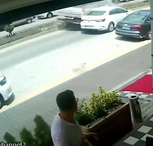 Bolu'da parktan çıkan otomobile kamyonet çarptı