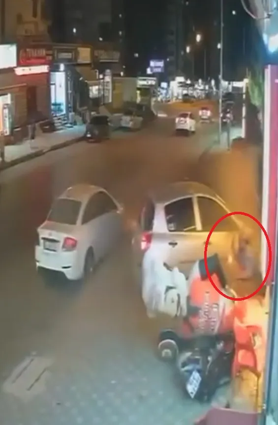 Adana'da korku dolu anlar Otomobilin altında kalmaktan saniyelerle kurtuldu