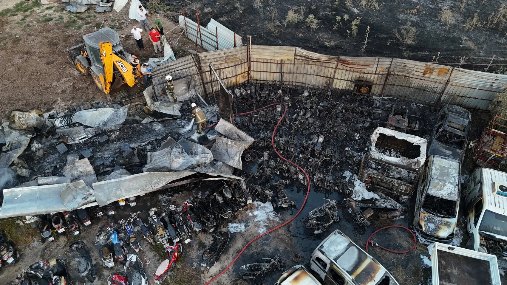 İzmir'de otopark yangını 62 araç kül oldu