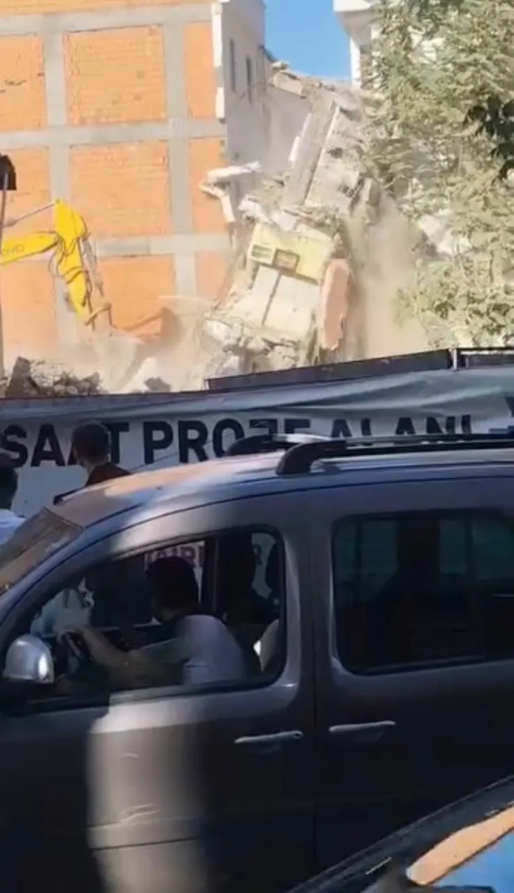 Küçükçekmece'de kentsel dönüşüm yıkımı korku dolu anlara sahne oldu