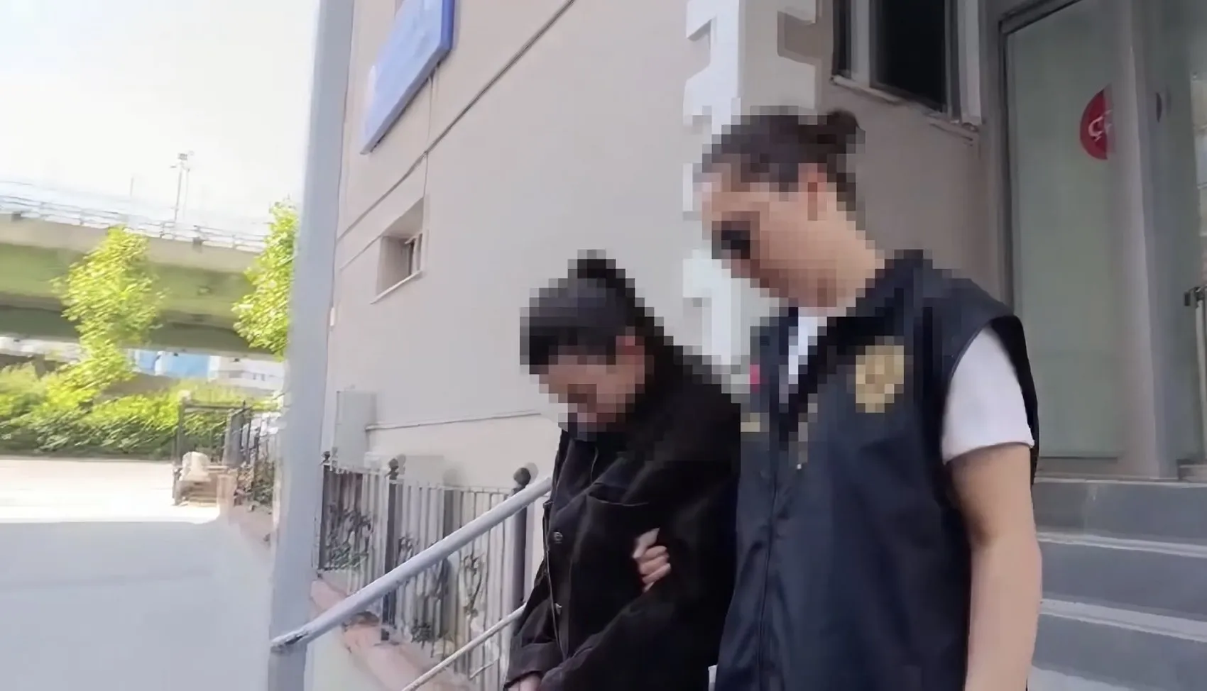 AVM girişinde yakalandı Çantasında 606 mermiyle yakayı ele verdi