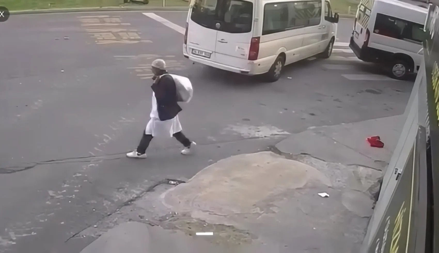 Kağıthane'de Türk bayrağını yere atan şüpheli gözaltına alındı