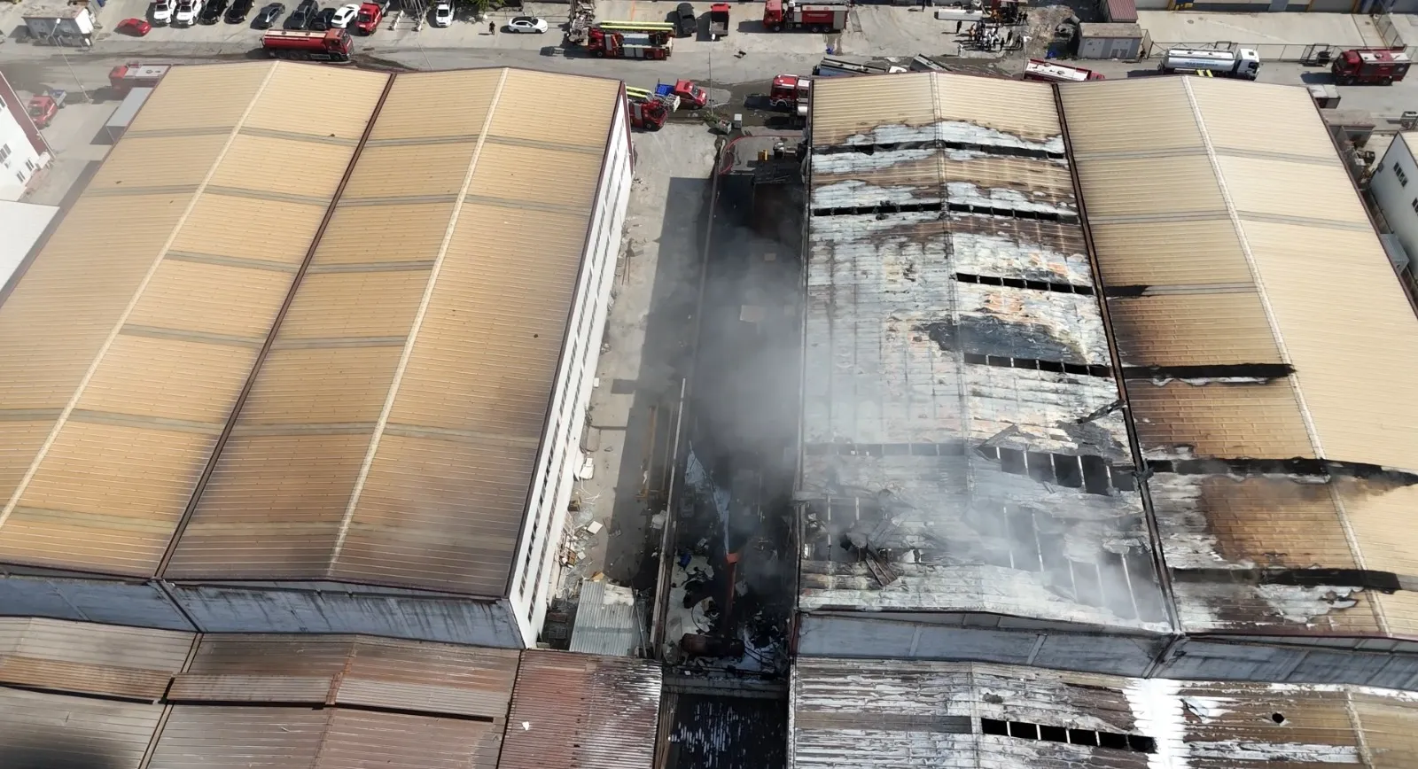 Ankara'da dev fabrika yangını gökyüzünü siyaha boyadı