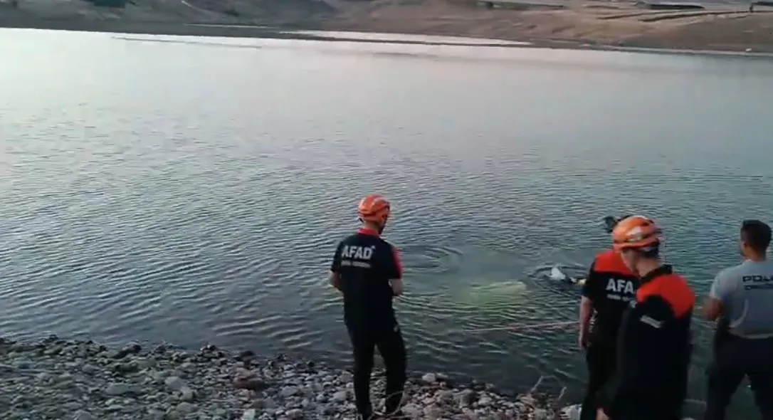 Elazığ’da baraj gölüne giren gençten acı haber geldi