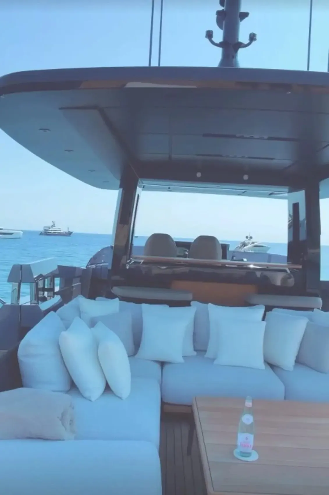 Tarkan lüks teknesinde tatilin keyfini sürüyor! Yeni imajı şaşırttı 3