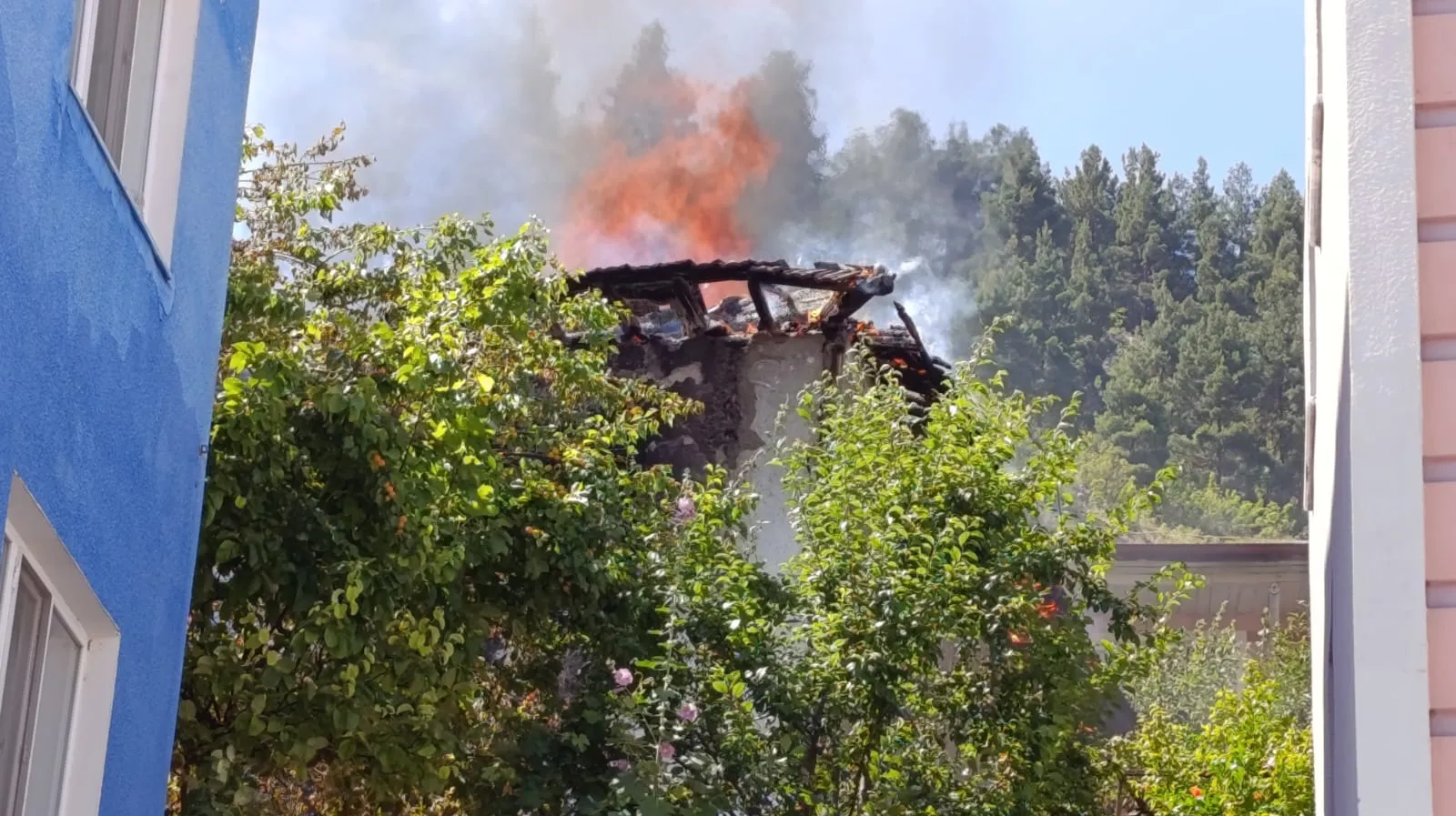 Amasya'da ahşap ev küle döndü, görme engelli kadın son anda kurtarıldı