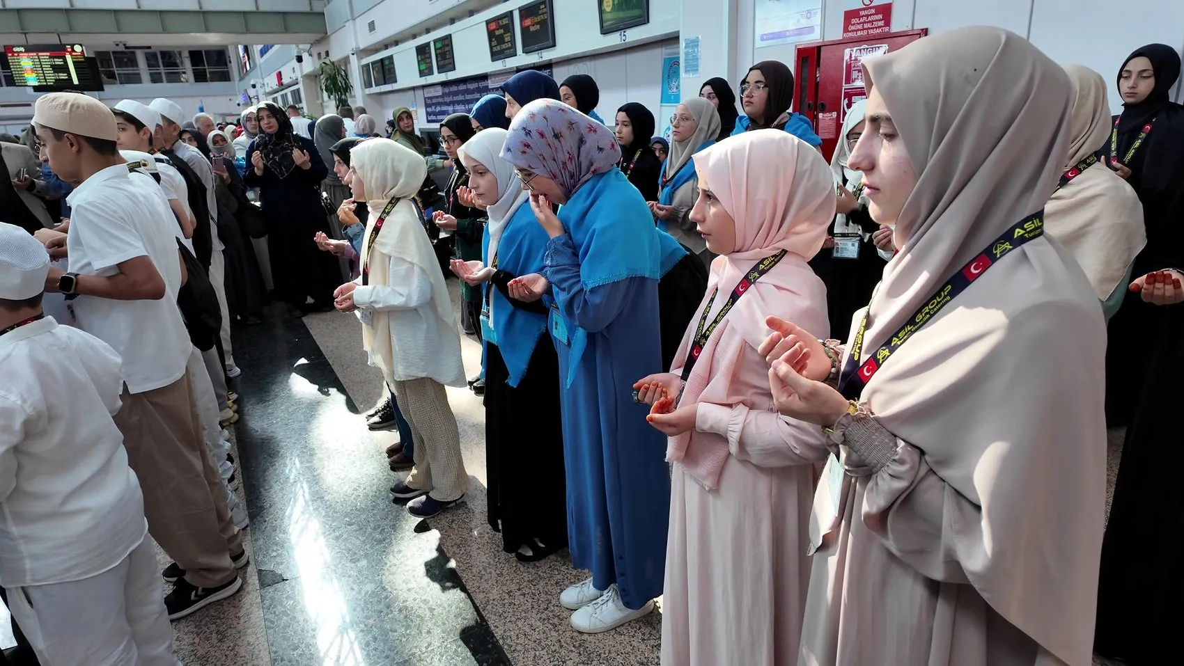 Erzurumlu 33 hafız umre yolculuğuna çıktı
