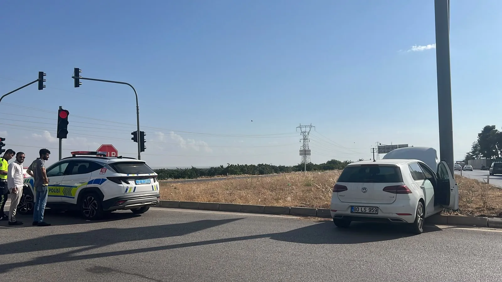 Kilis'te direksiyon hakimiyeti kaybolunca araç tabelaya girdi