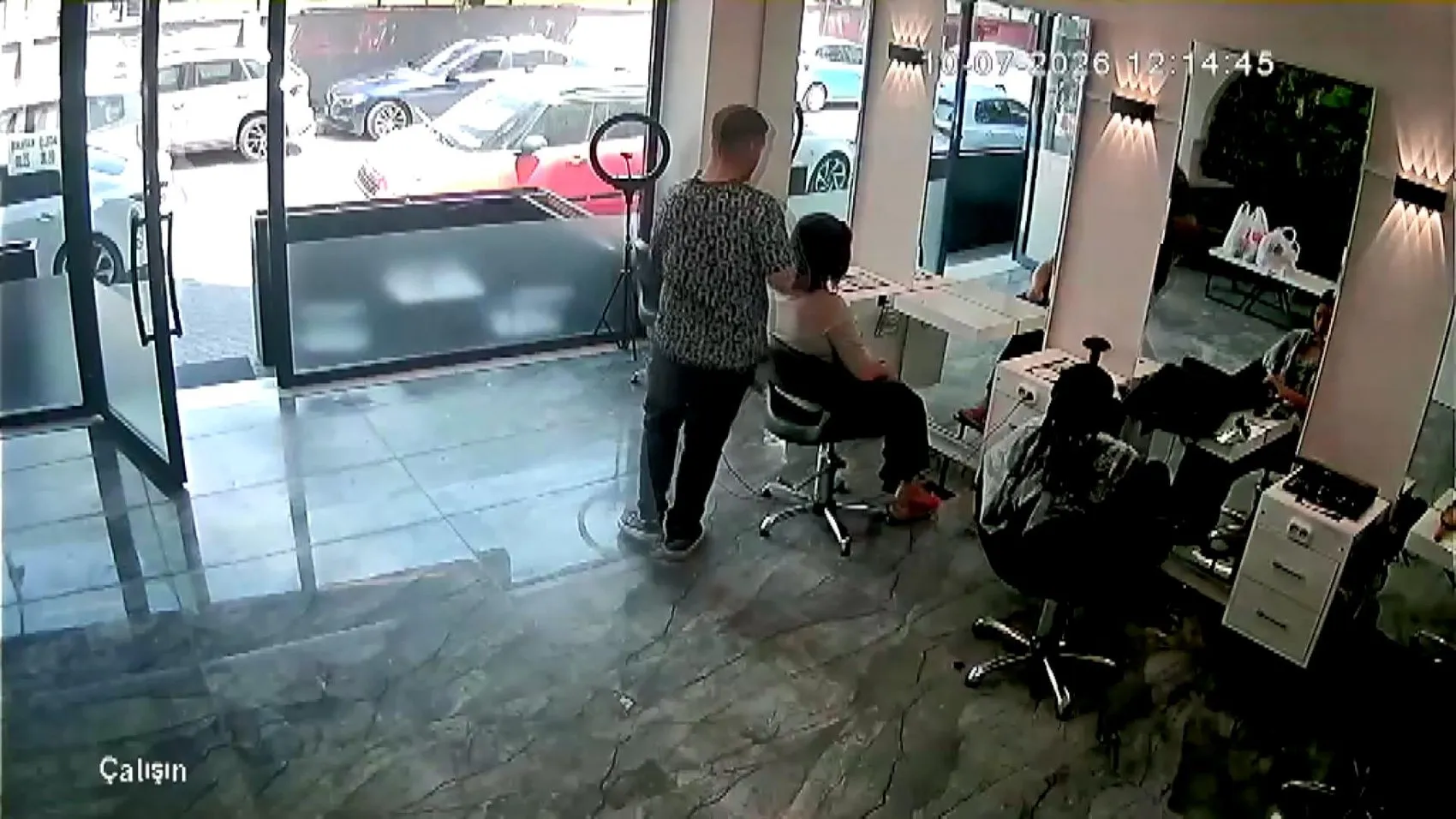 Avcılar'daki kuaförün saçını yaptırıp ödeme yapmadan kaçan müşteriye isyanı