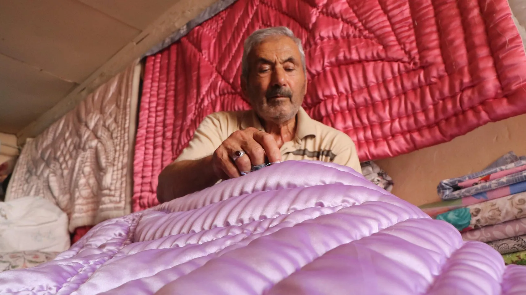 Burdur’un son yorgancısı çırak bulamadığı için tek başına direniyor