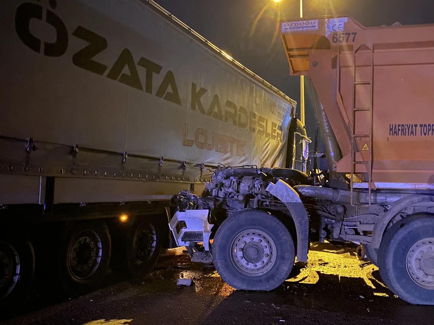 Sincan'da feci kaza Hafriyat kamyonu ikiye ayrıldı