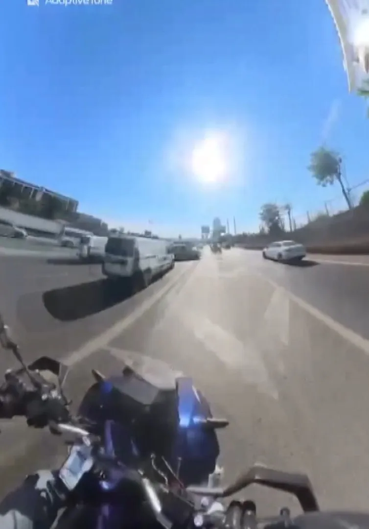 Bağcılar'da dikkatsiz sürücü motosikletliyi hastanelik etti
