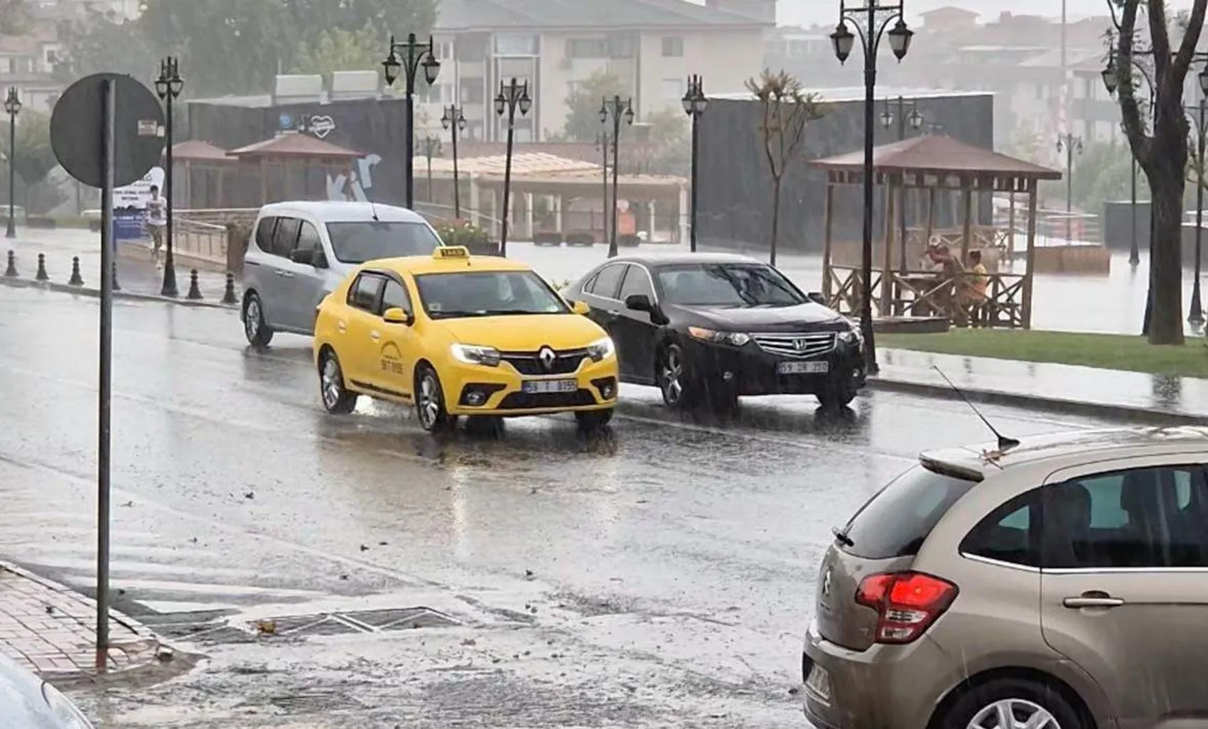 Tekirdağ'da aniden bastıran sağanak hayatı felç etti