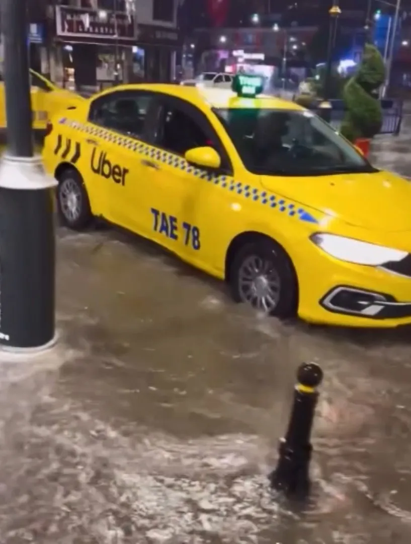 İstanbul’da gece bastıran sağanak yolları göle çevirdi