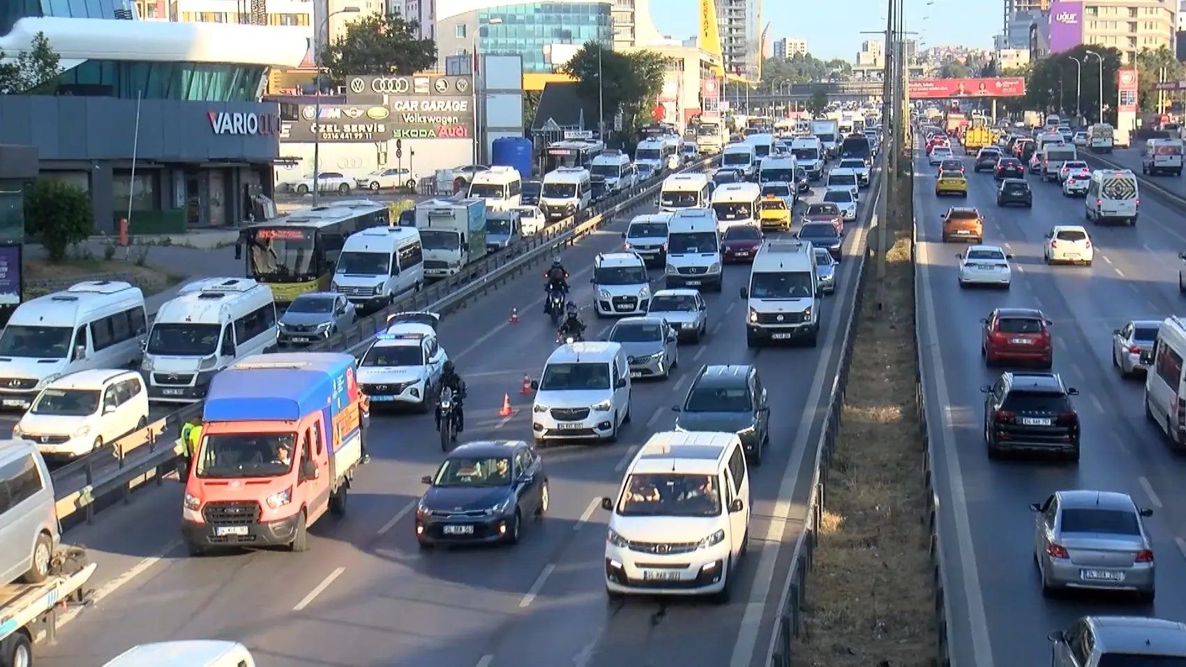 Pendik D-100 trafiğini felç eden zincirleme kaza