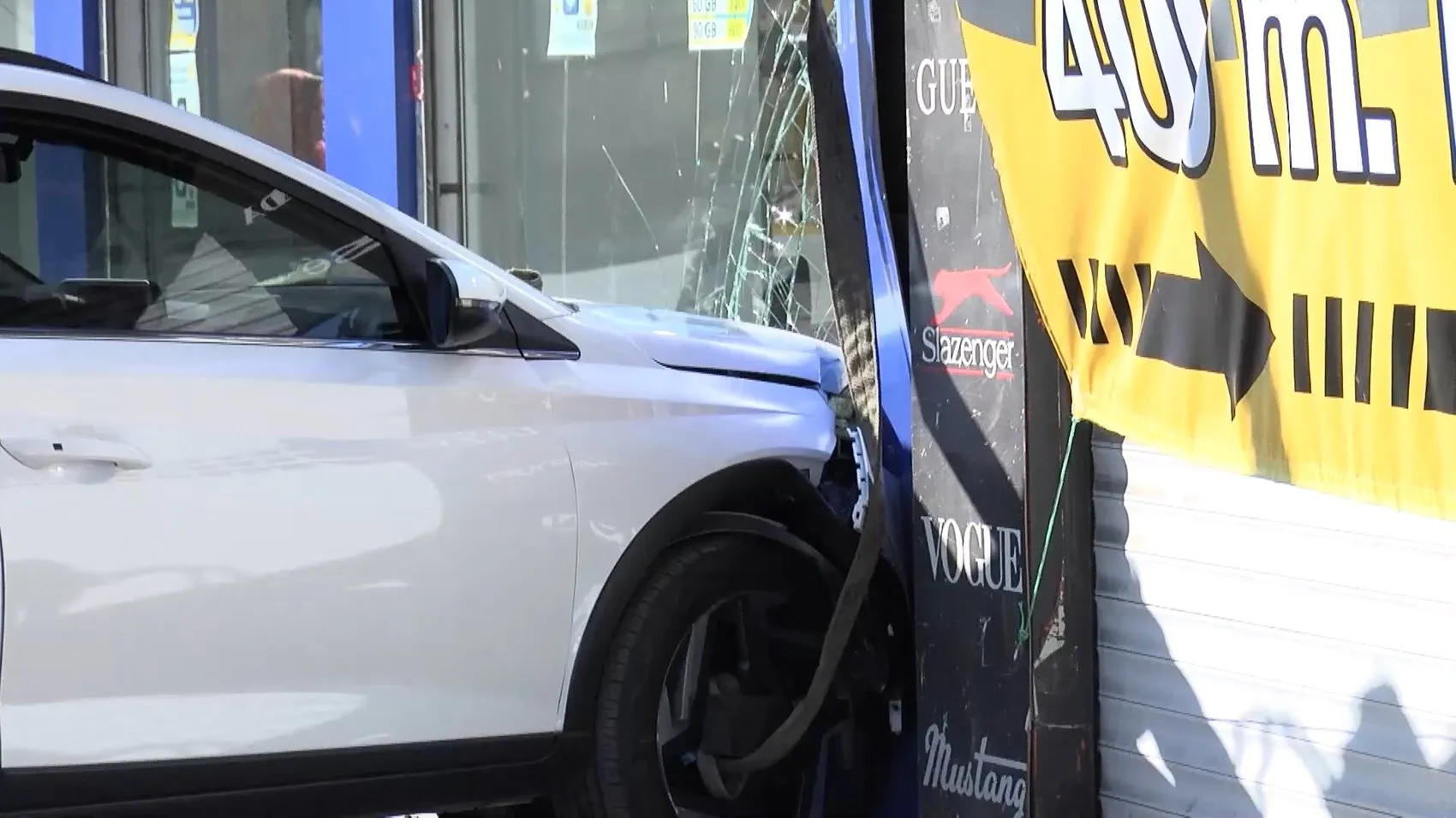 Gaziosmanpaşa’da kontrolden çıkan cip dükkana daldı