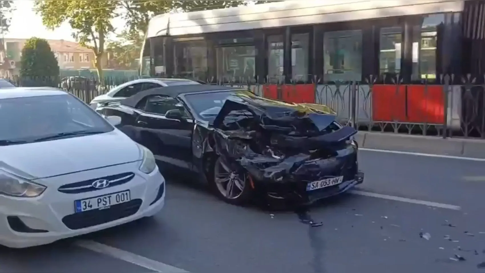 Fatih’te çarptığı minibüsü bırakıp kaçtı