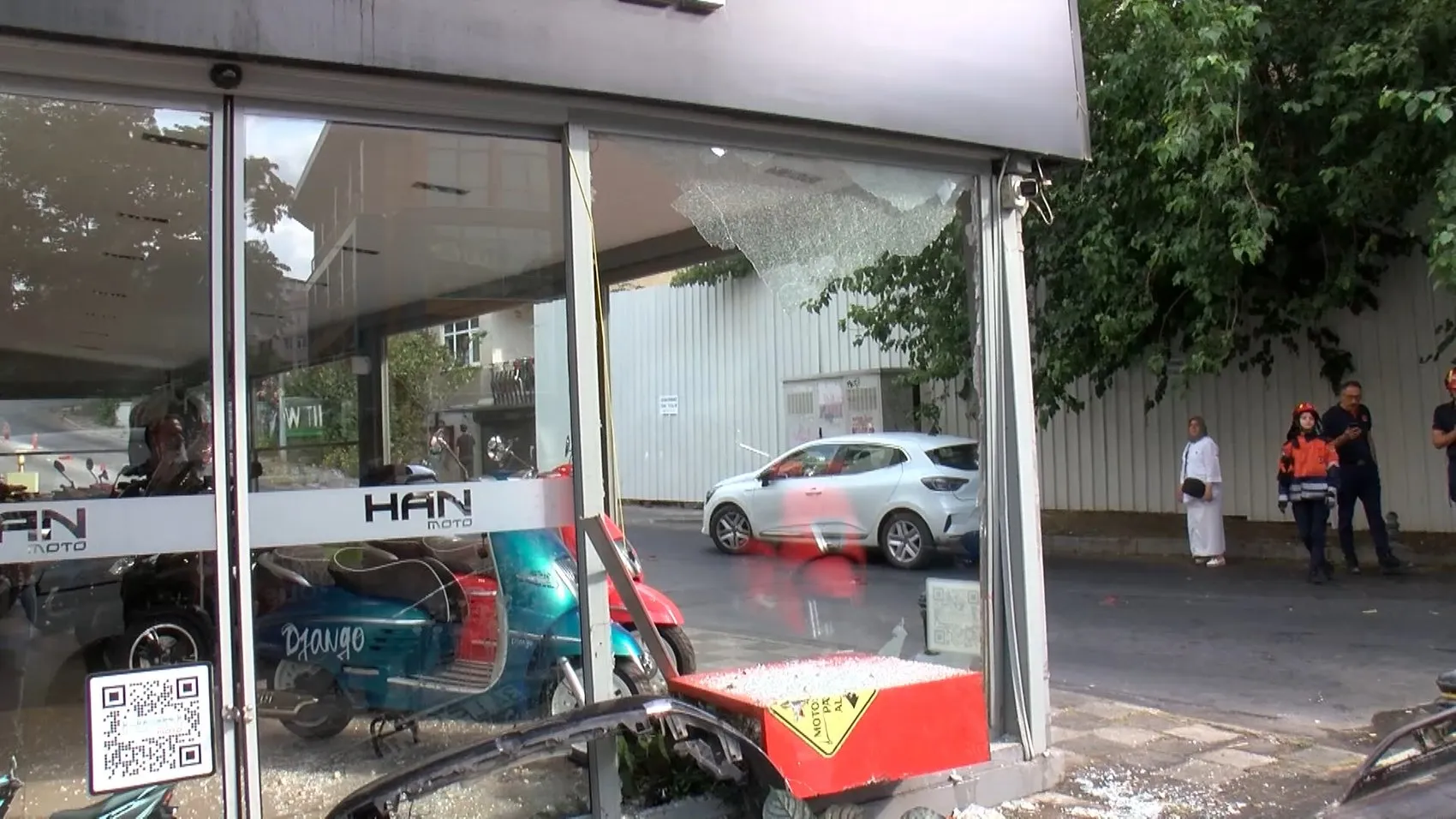 Kadıköy'de sabah trafiğinde dükkana dalan otomobil ortalığı birbirine kattı