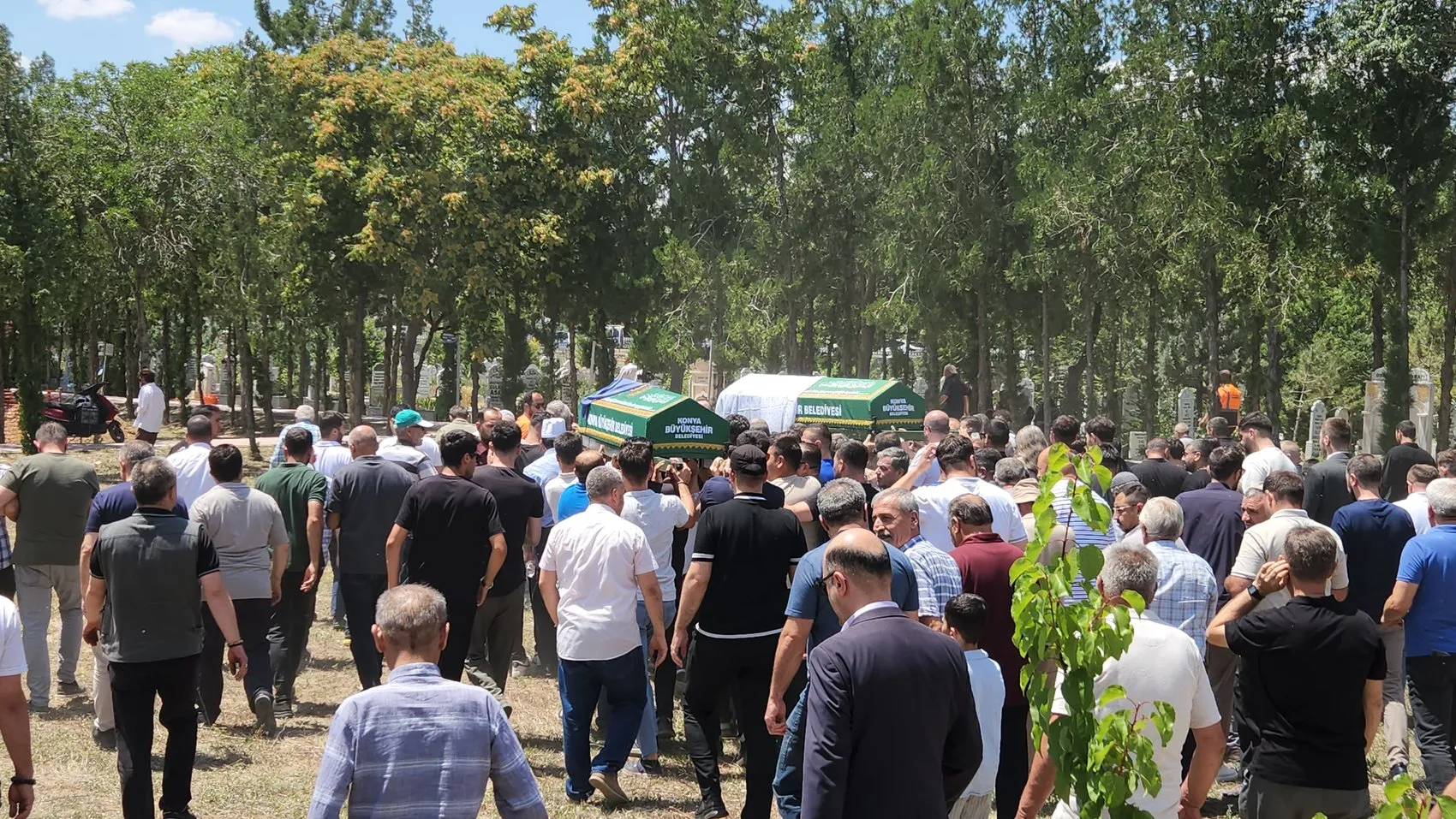 Konya’da kaldırımda yürüyen anne ve kızını taksi hayattan kopardı