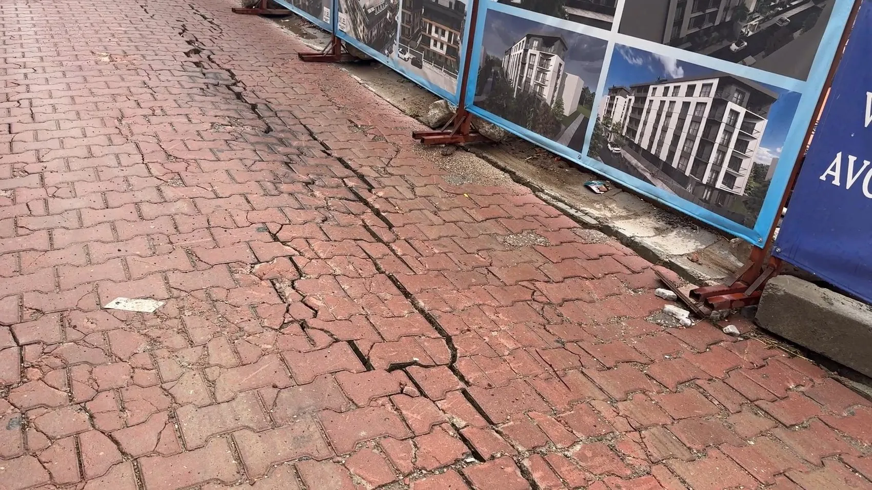 Avcılar'da inşaat kazısı çöktü Sokak trafiğe kapatıldı