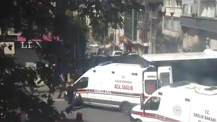 Fatih sokaklarında İETT otobüsü ve ambulans çarpıştı