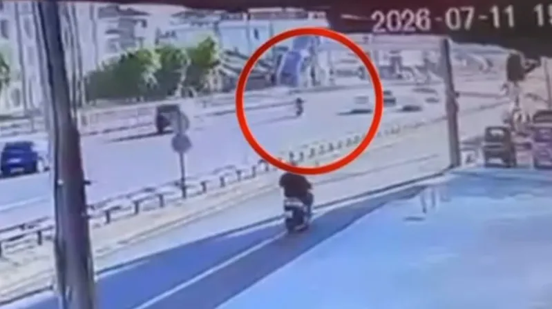 Düzce'de motosikletliyi hayattan koparan kaza kameraya yansıdı