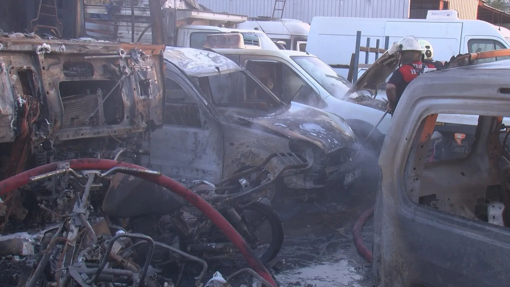 İzmir'de otopark yangını 62 araç kül oldu