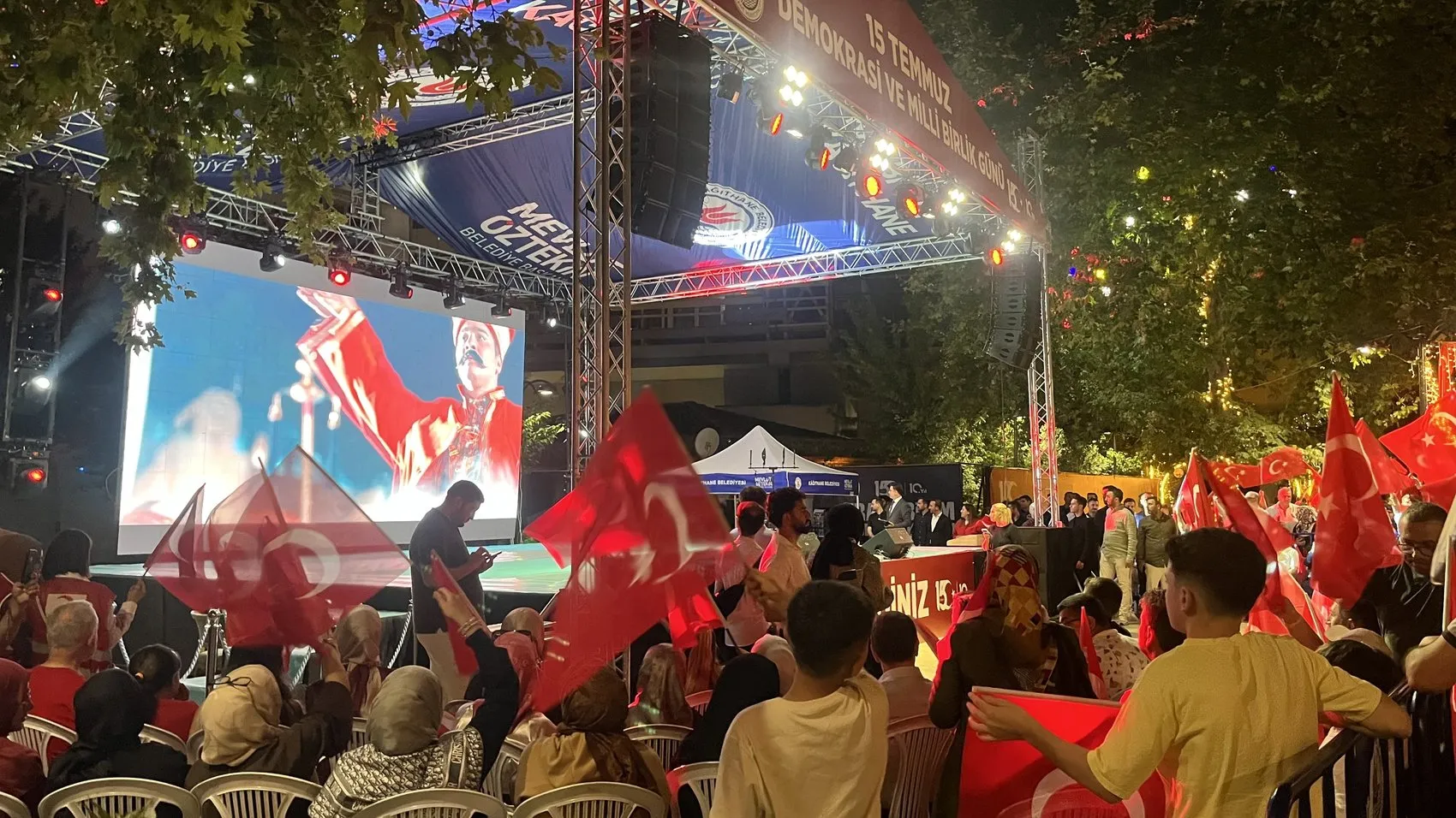 Kağıthane meydanında demokrasi nöbeti tutuldu