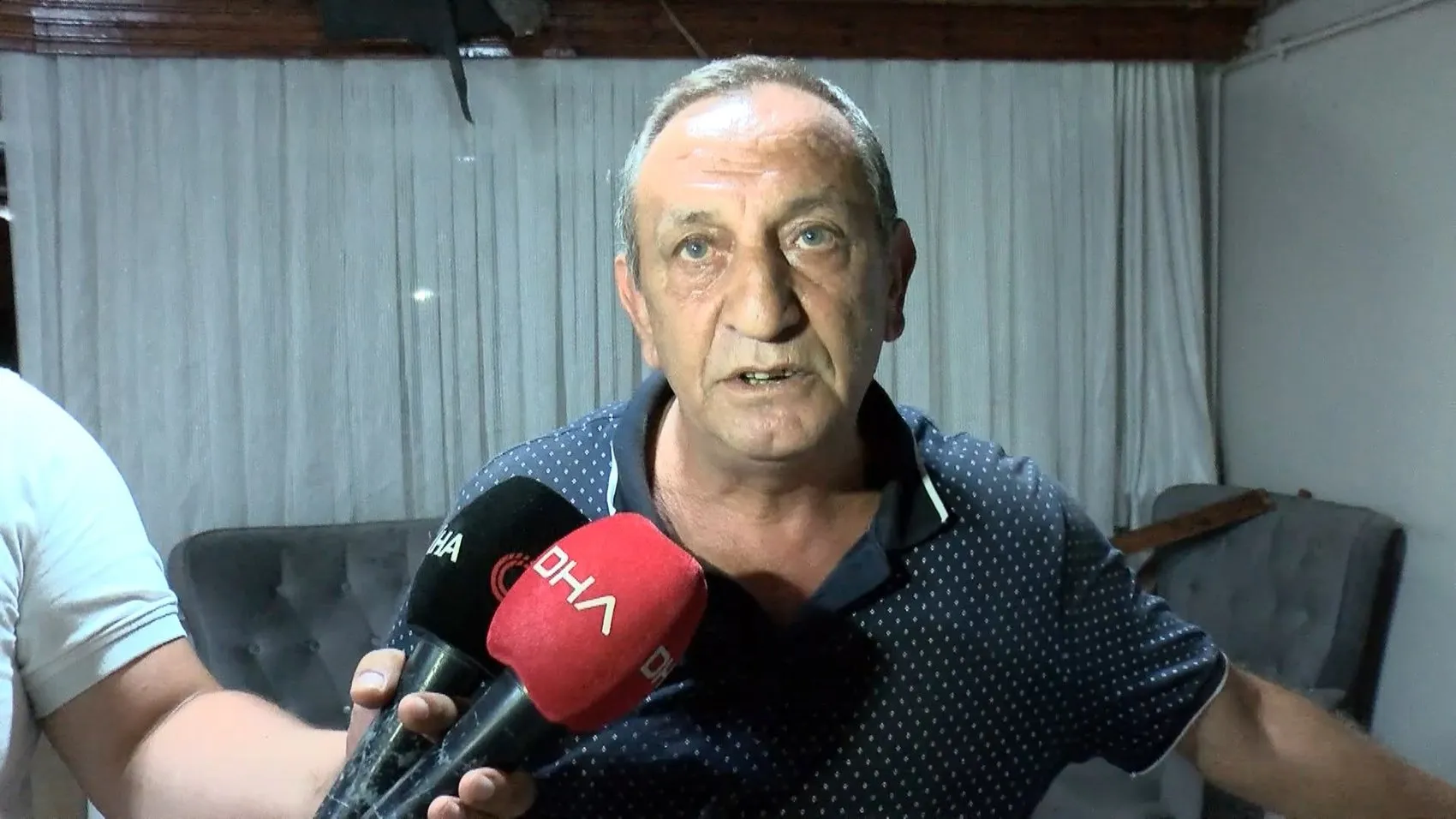 Küçükçekmece’de fırtına dehşeti Çatı uçtu binalar zarar gördü