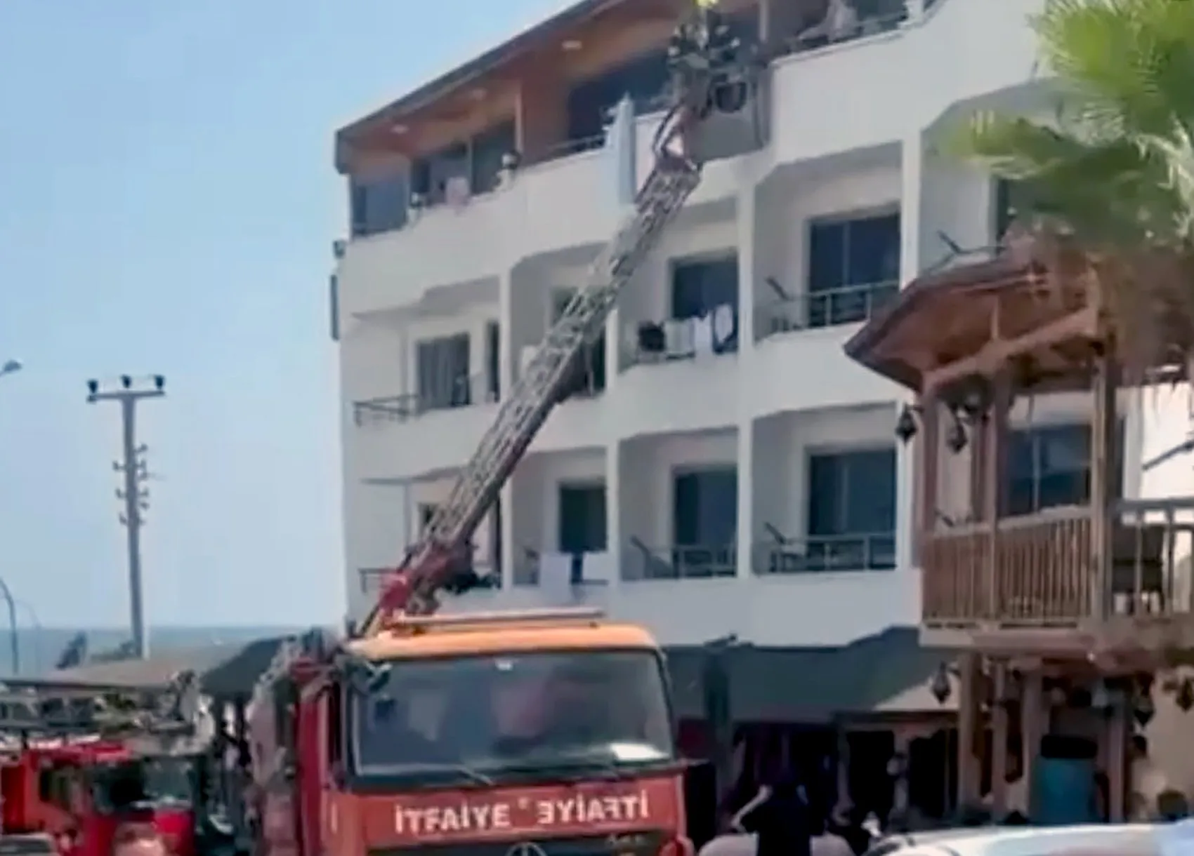 Mersin'de otel yangını paniği 9 kişi son anda kurtarıldı