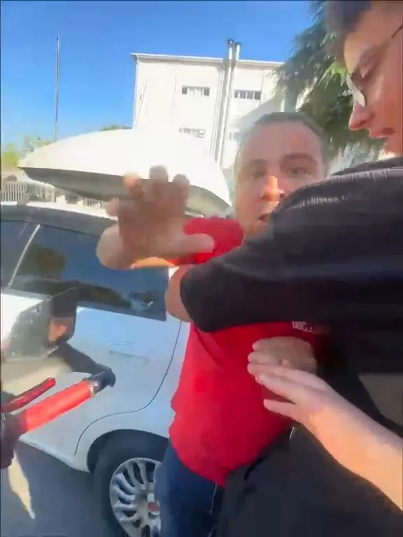 Üsküdar trafiğinde skuterli çift ile motosikletlinin yumruklu kavgası