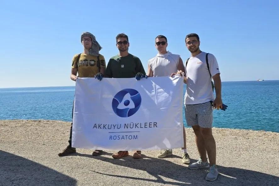 Akkuyu çalışanları Taşucu sahilini çöplerden arındırdı