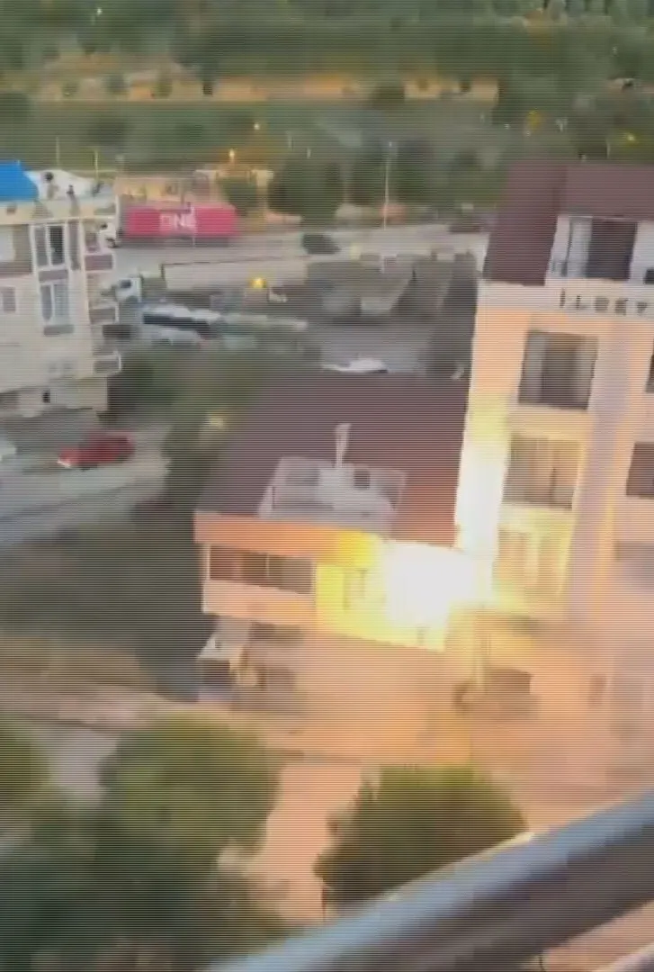 Arnavutköy'de havai fişek gibi patlayan elektrik direği mahalleyi sokağa döktü