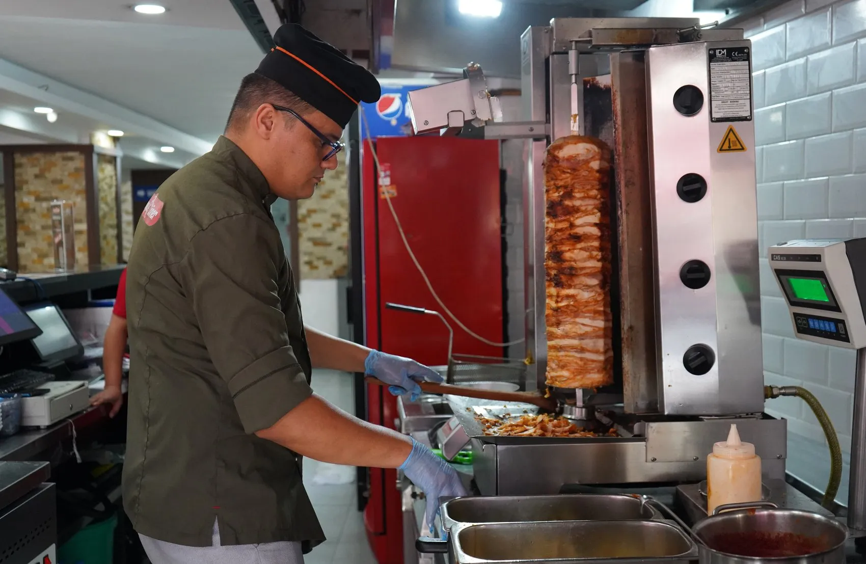 Antalya’da 40 derece sıcakta ocak başı mesaisi