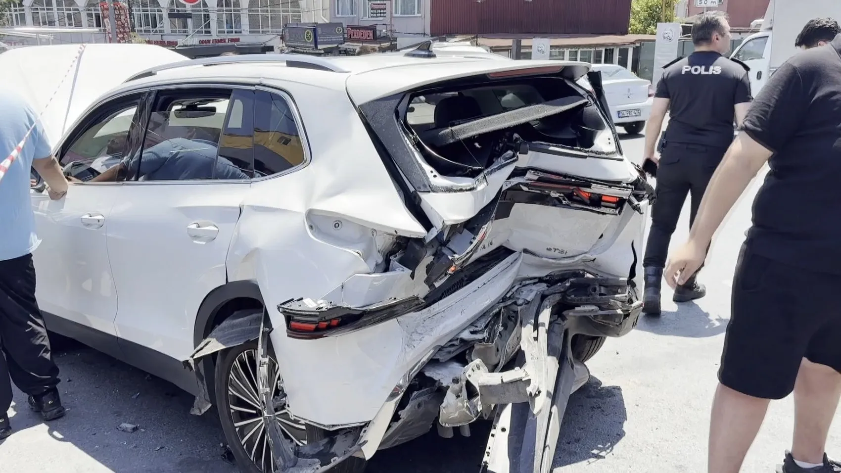 Sarıyerde kontrolden çıkan cip ortalığı savaş alanına çevirdi