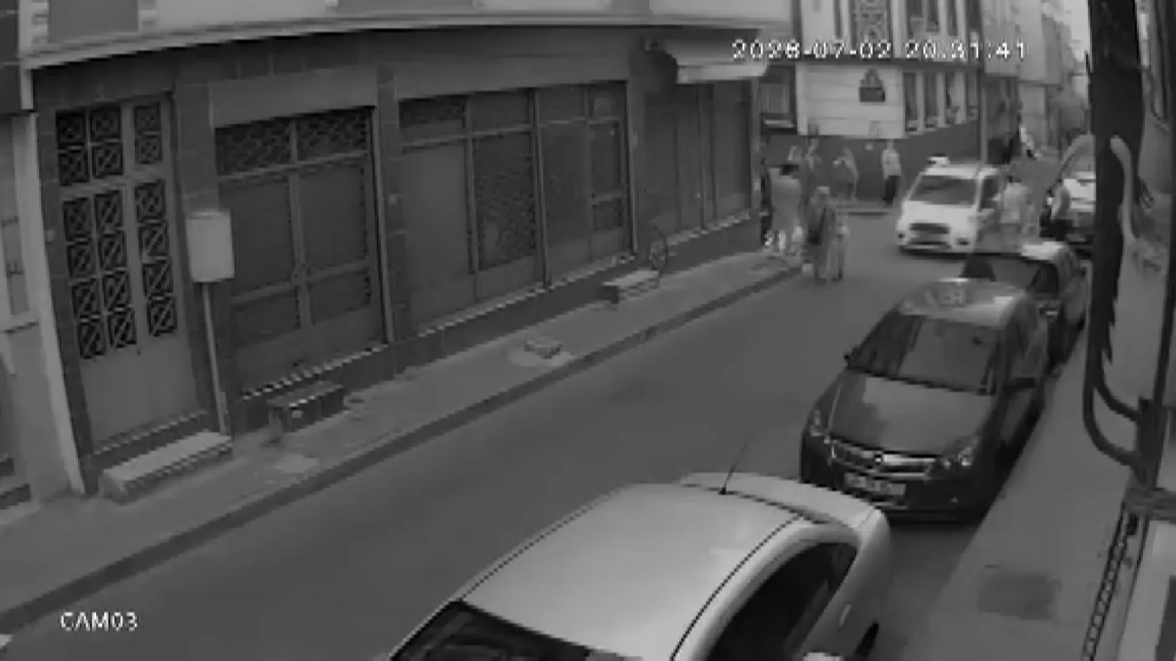 Bayrampaşa'da bir kadının başına beton parçası düştü