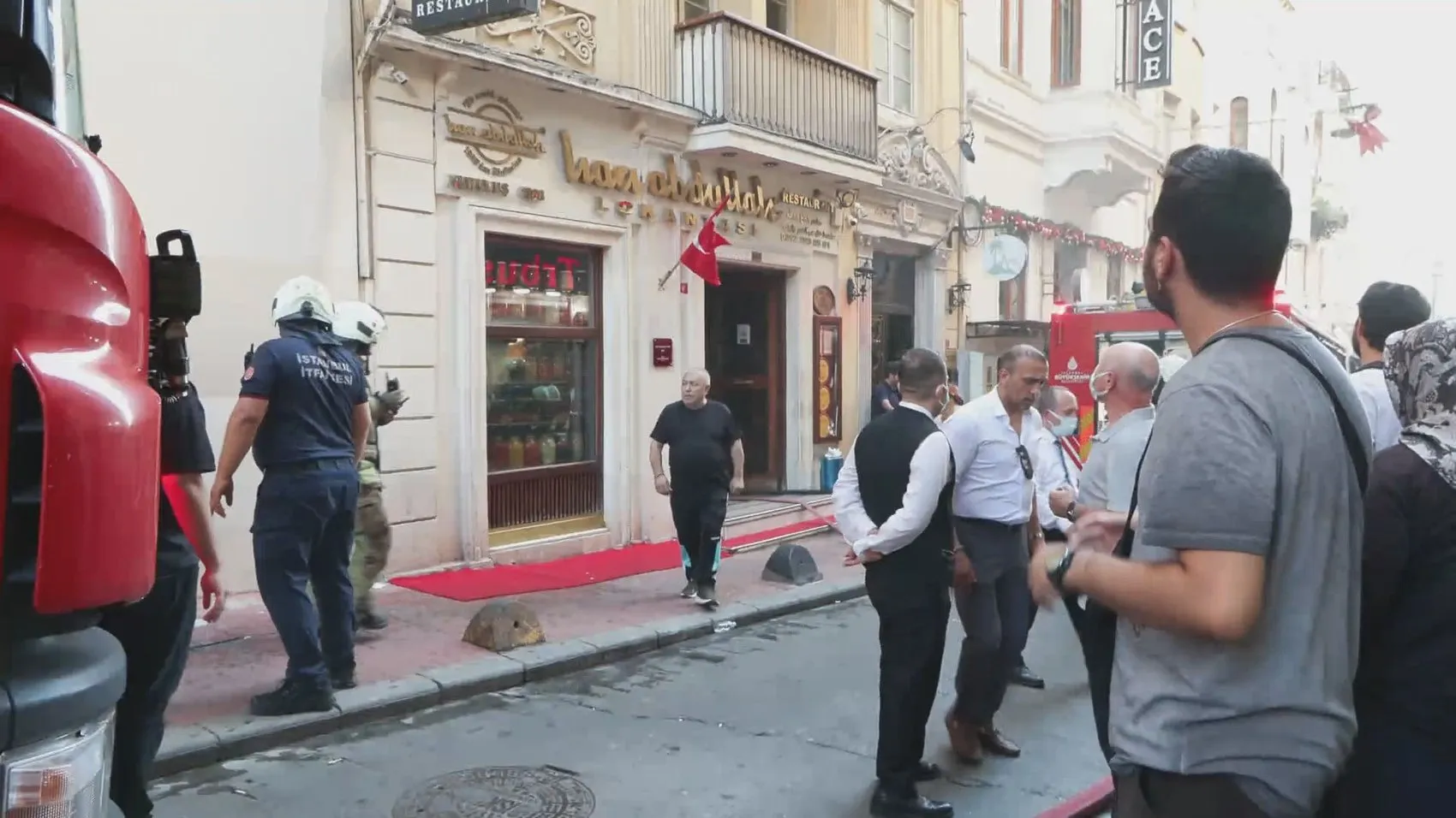 İstiklal Caddesi'ndeki alışveriş merkezinde korkutan yangın