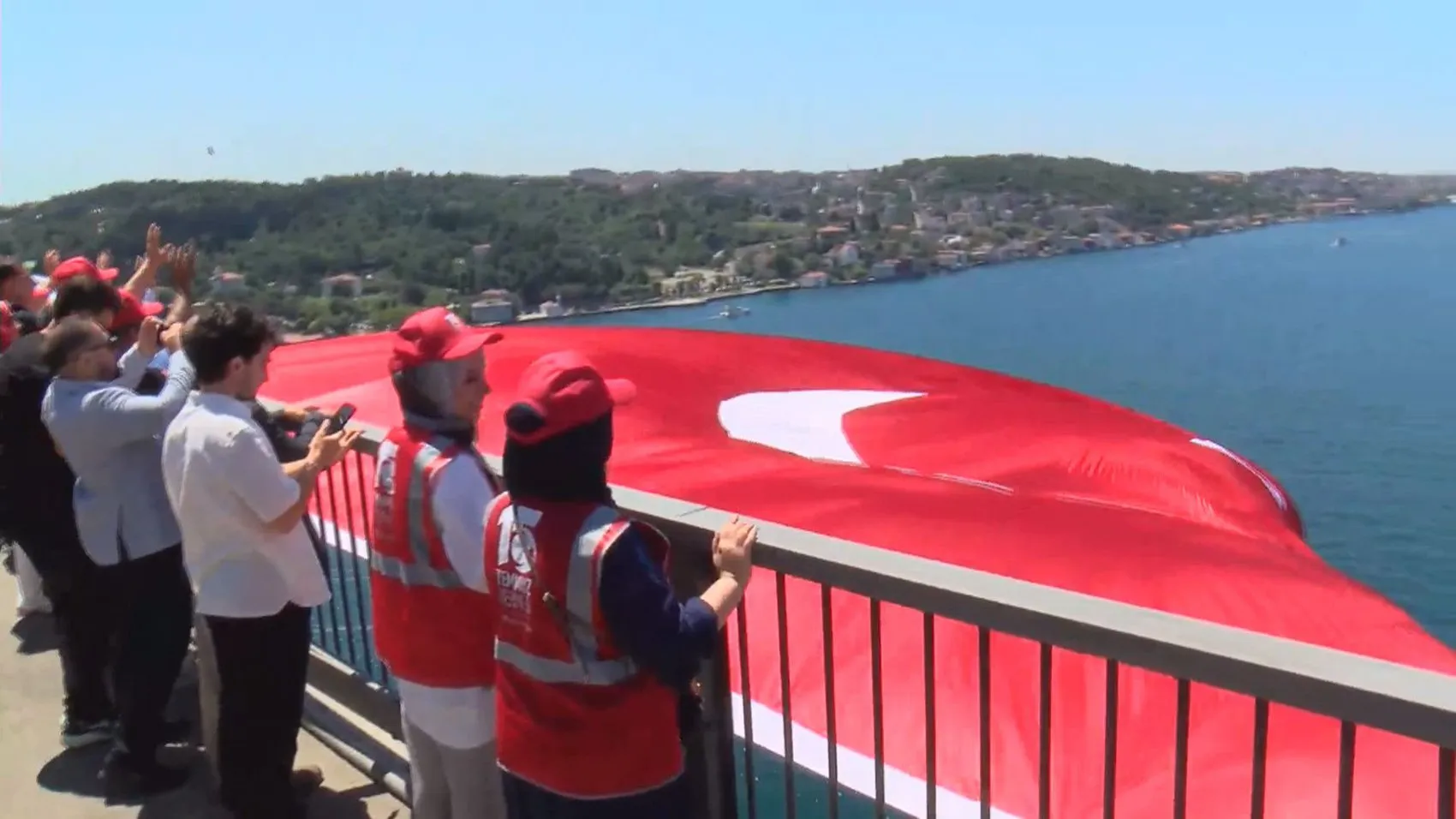 İstanbul’un üç köprüsü 15 Temmuz için Türk bayraklarıyla donatıldı
