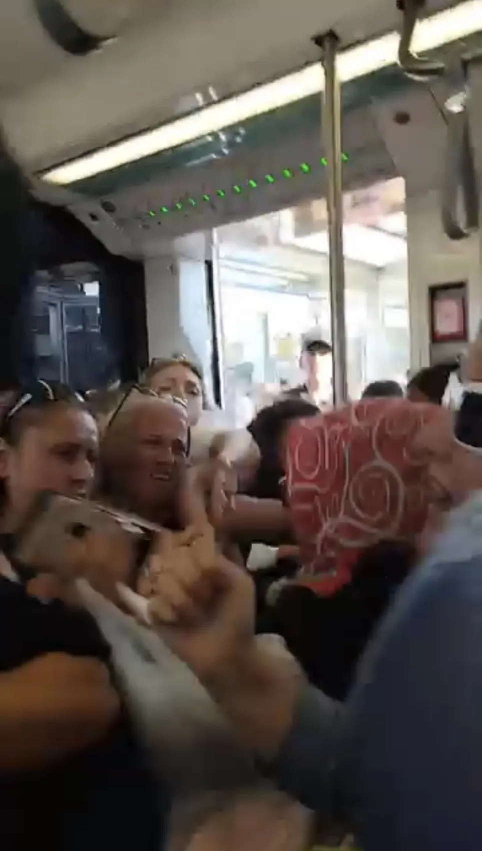 Tramvayda koltuk kavgası Çocuklar yüzünden ortalık karıştı