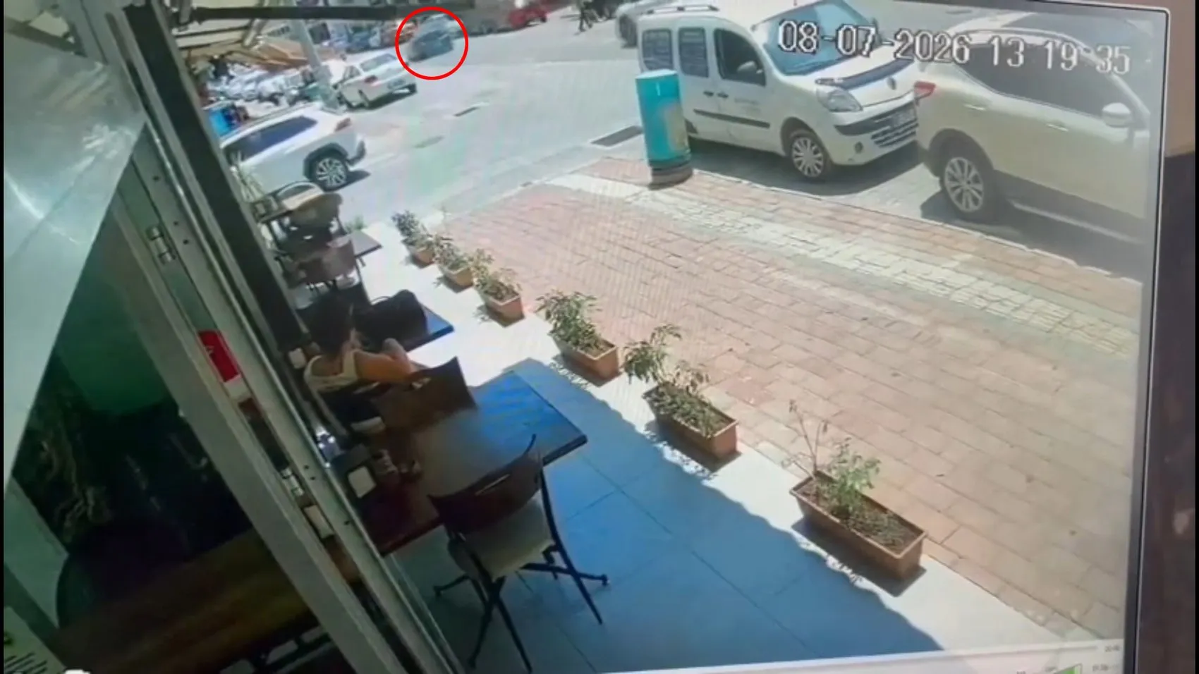 Alanya’da dehşet dakikaları Market hırsızı çocuğu olan aracı kaçırdı