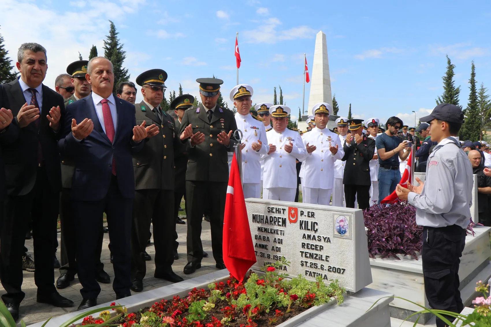 8 yaşındaki Elif hiç tanımadığı şehit dayısını ziyaret etti