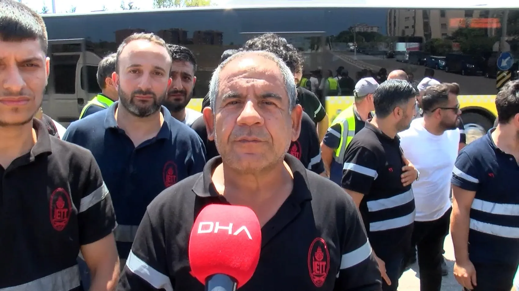 Pendik İETT garajında 300 işçi maaşları için iş yavaşlatıyor