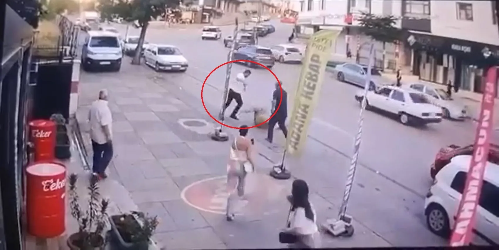 Genç kızlara tacize müdahale eden emekliyi dövüp serbest kaldılar
