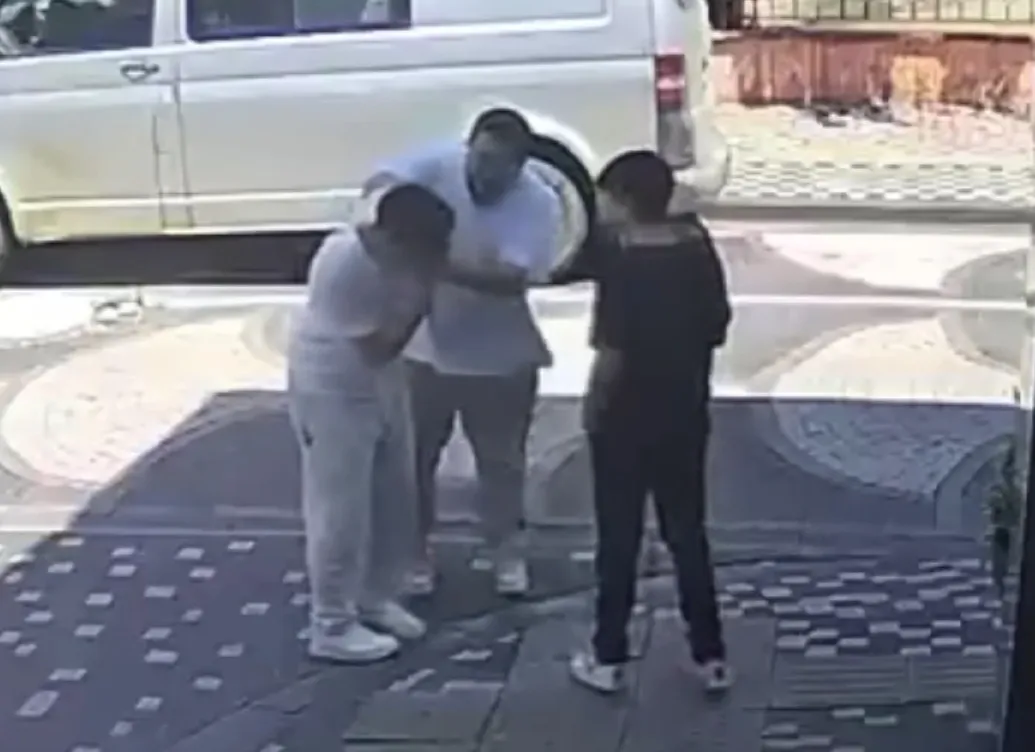 Keşan'da kuaförün 12 yaşındaki çırağını sokak ortasında dövdüğü anlar kamerada