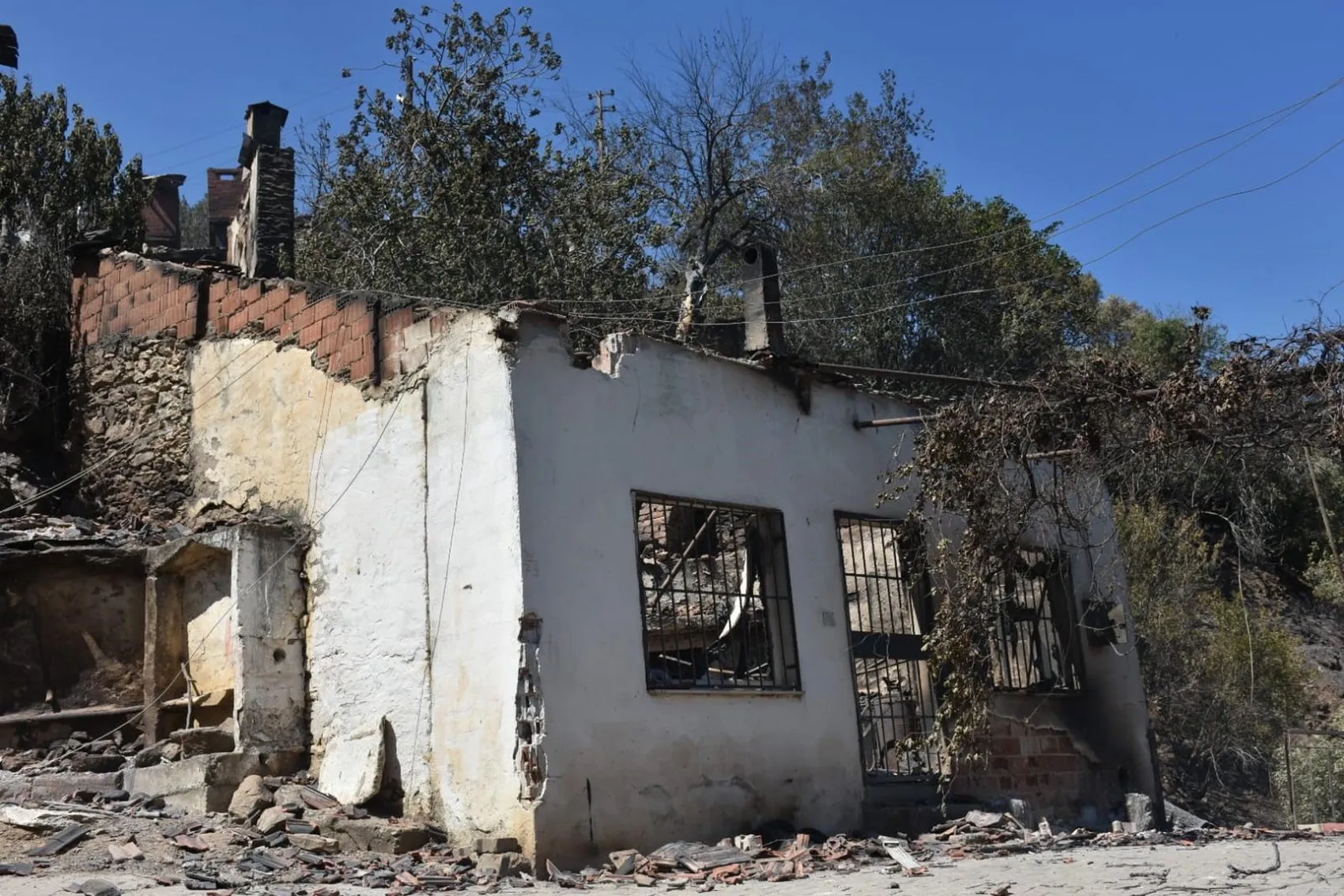İzmir yangınında evsiz kalan aile yeni yuvasına kavuşuyor