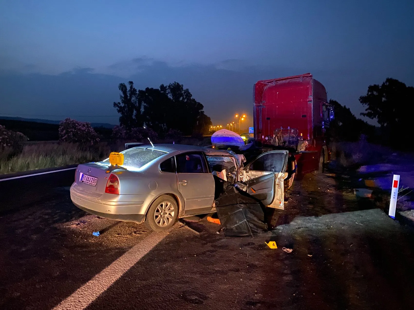 Adana'da otoyol faciası Emniyet şeridindeki TIR'a çarpan araçta iki kişi öldü