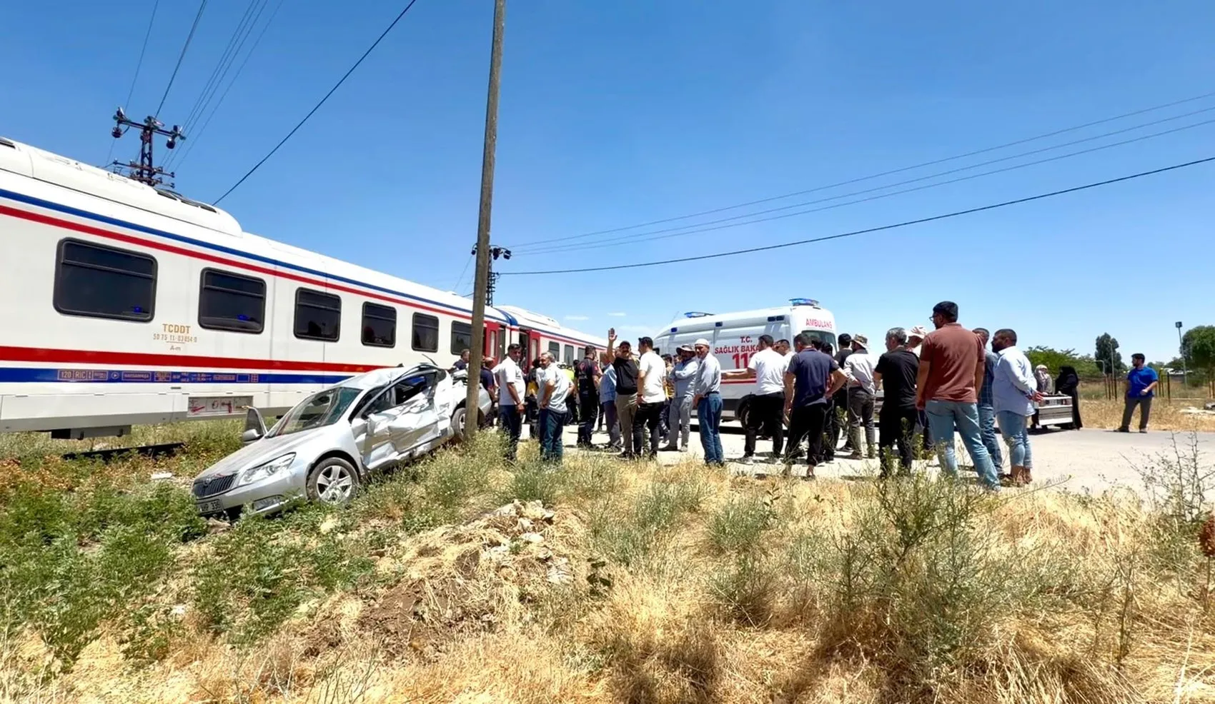 Muş'ta hemzemin geçit faciası Tren otomobile çarptı